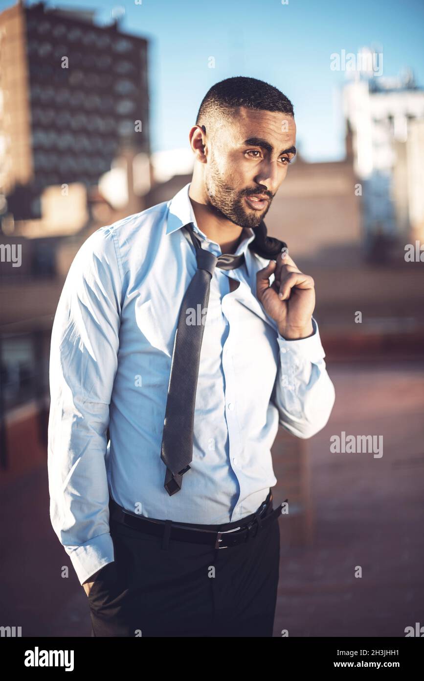 Confiants en homme d'Arabes attrayant de l'environnement urbain Banque D'Images