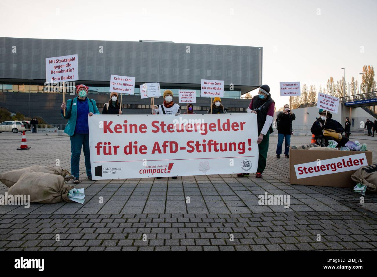 Berlin, Allemagne.29 octobre 2021.Manifestants devant le CityCube Berlin, protestant contre la Fondation Desiderius-Erasmus.Berlin, Allemagne, le 29 octobre 2021.(Photo de Michael Kuenne/PRESSCOV/Sipa USA) crédit: SIPA USA/Alay Live News Banque D'Images