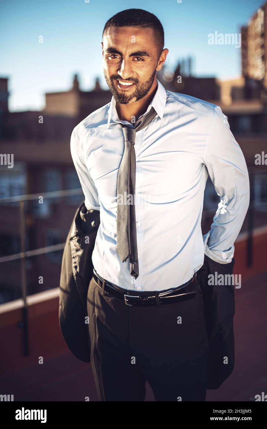 Confiants en homme d'Arabes attrayant de l'environnement urbain Banque D'Images