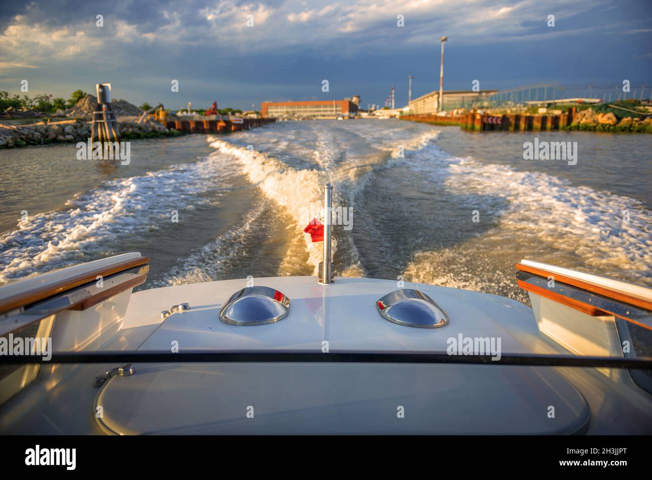 L'Italie, Venise, piste de l'eau d'un bateau à moteur Banque D'Images