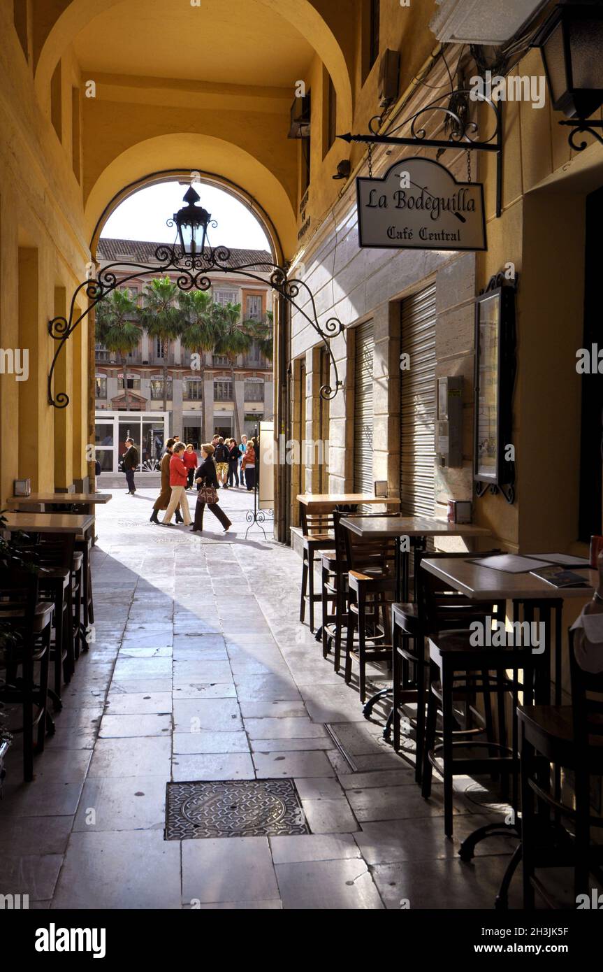 MALAGA - 12 juin : City Street view avec terrasses et boutiques cafétéria le 12 juin 2013 à Malaga, Espagne. Banque D'Images