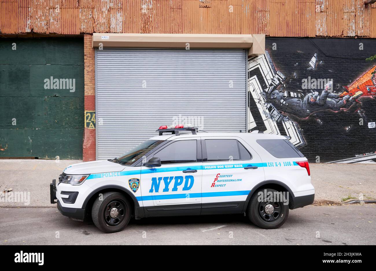 New York, États-Unis - 04 juillet 2018 : véhicule du service de police de la ville de New York (NYPD) stationné dans une rue à Brooklyn. Banque D'Images