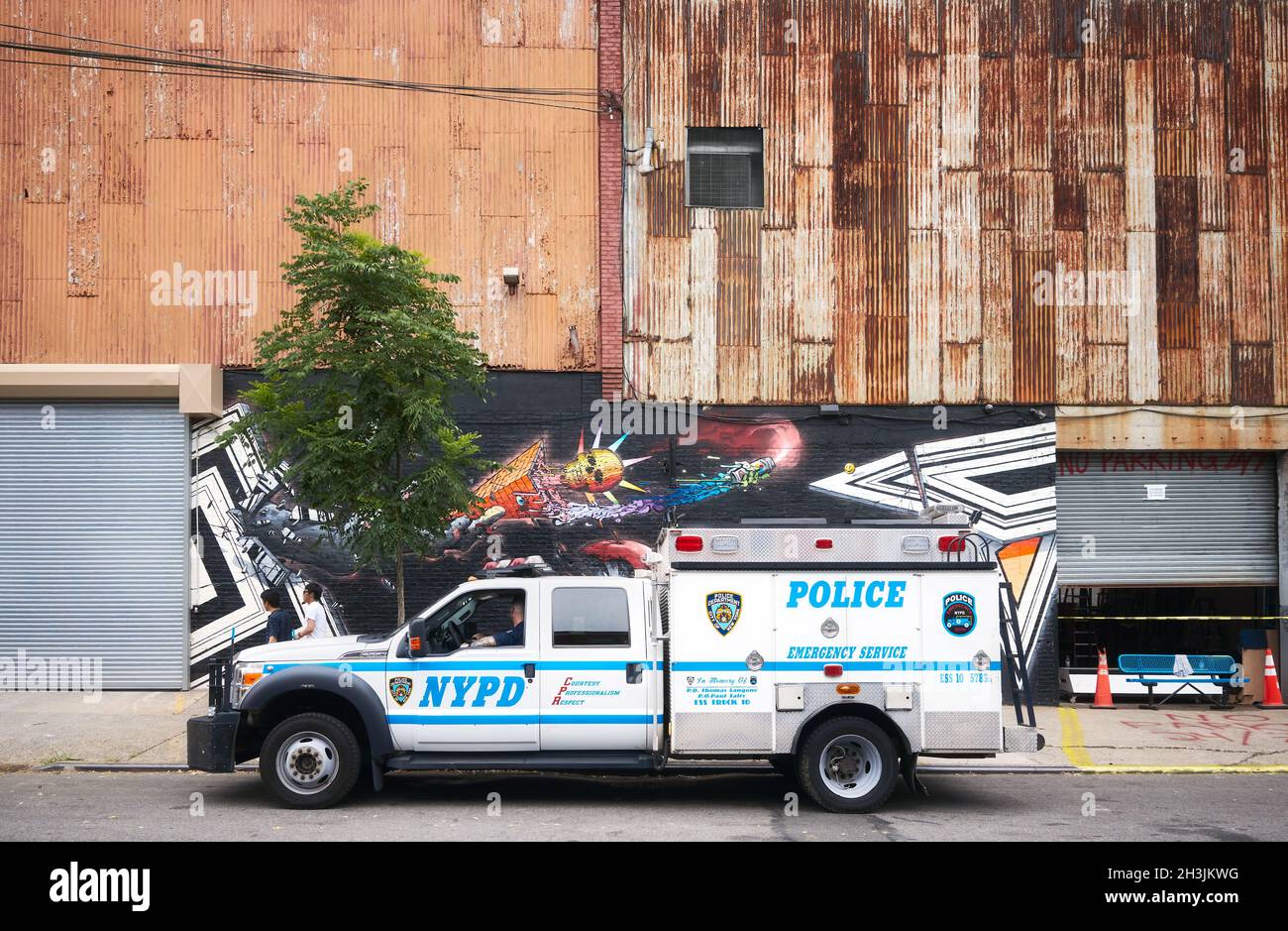 New York, États-Unis - 04 juillet 2018 : camion du service de police de la ville de New York (NYPD) stationné dans une rue à Brooklyn. Banque D'Images
