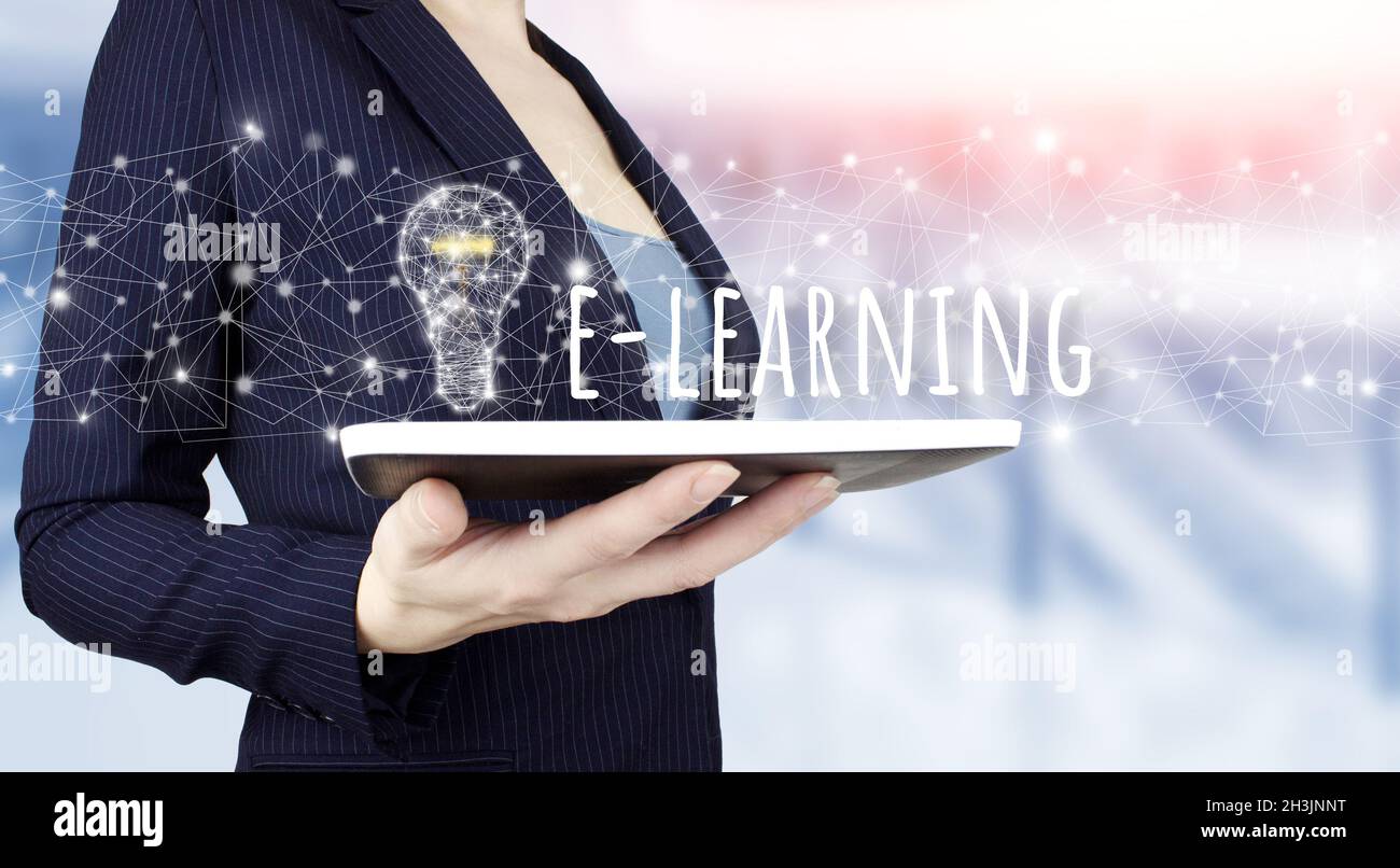 E-learning Internet formation en ligne cours en ligne.Main tenir tablette blanche avec ampoule numérique hologramme, e-learning signe sur le dos flou léger Banque D'Images