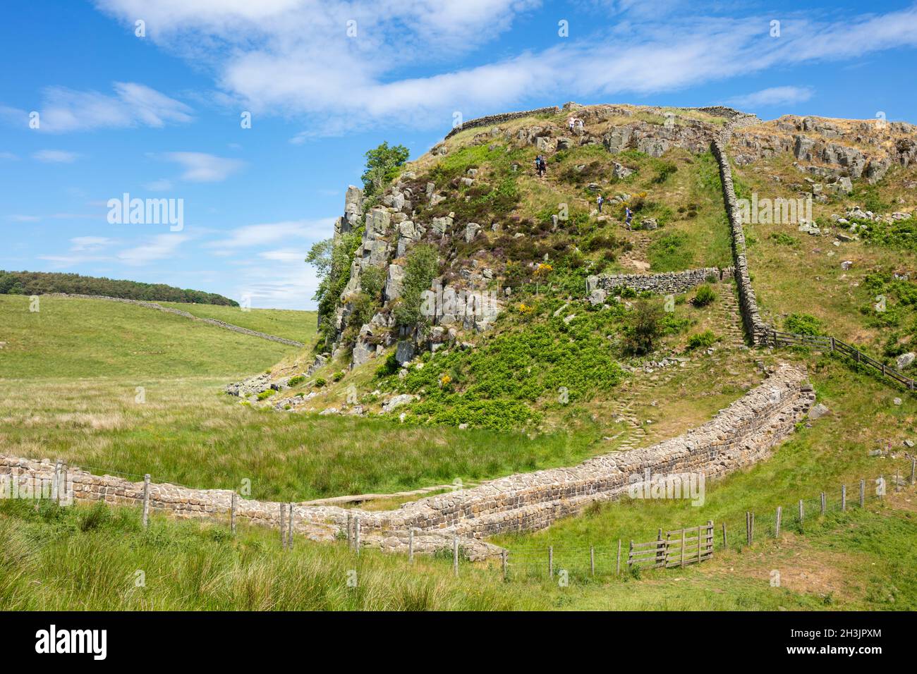 Mur d'Hadrien près de Crag Lough dans le Northumberland Angleterre GB Europe Banque D'Images
