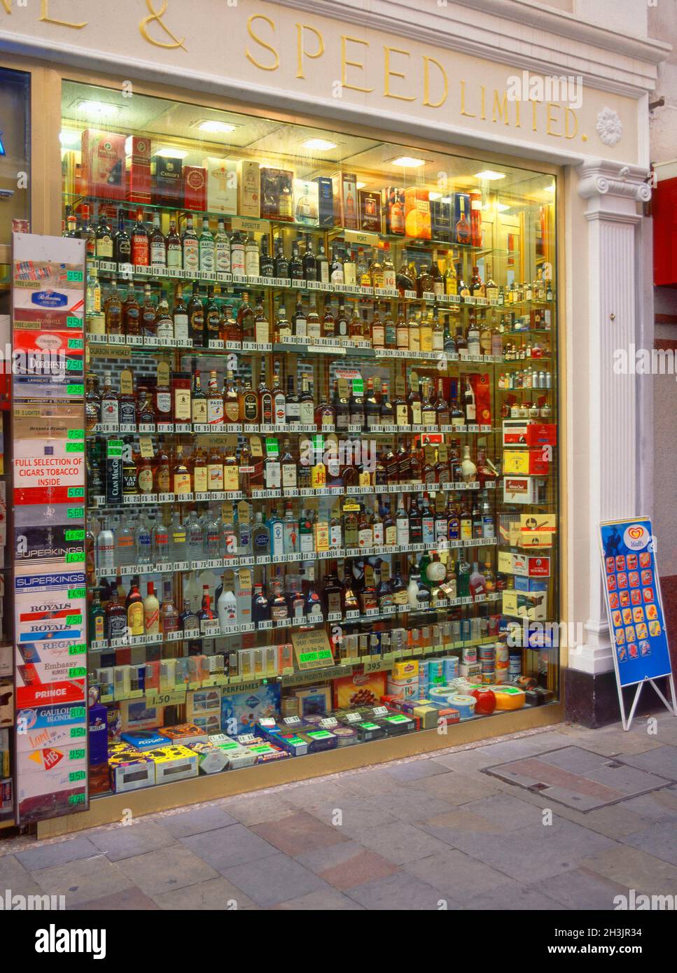 TIENDA DE LICORES - FOTO AÑOS 00.Emplacement : EXTÉRIEUR.GIBRALTAR. Banque D'Images