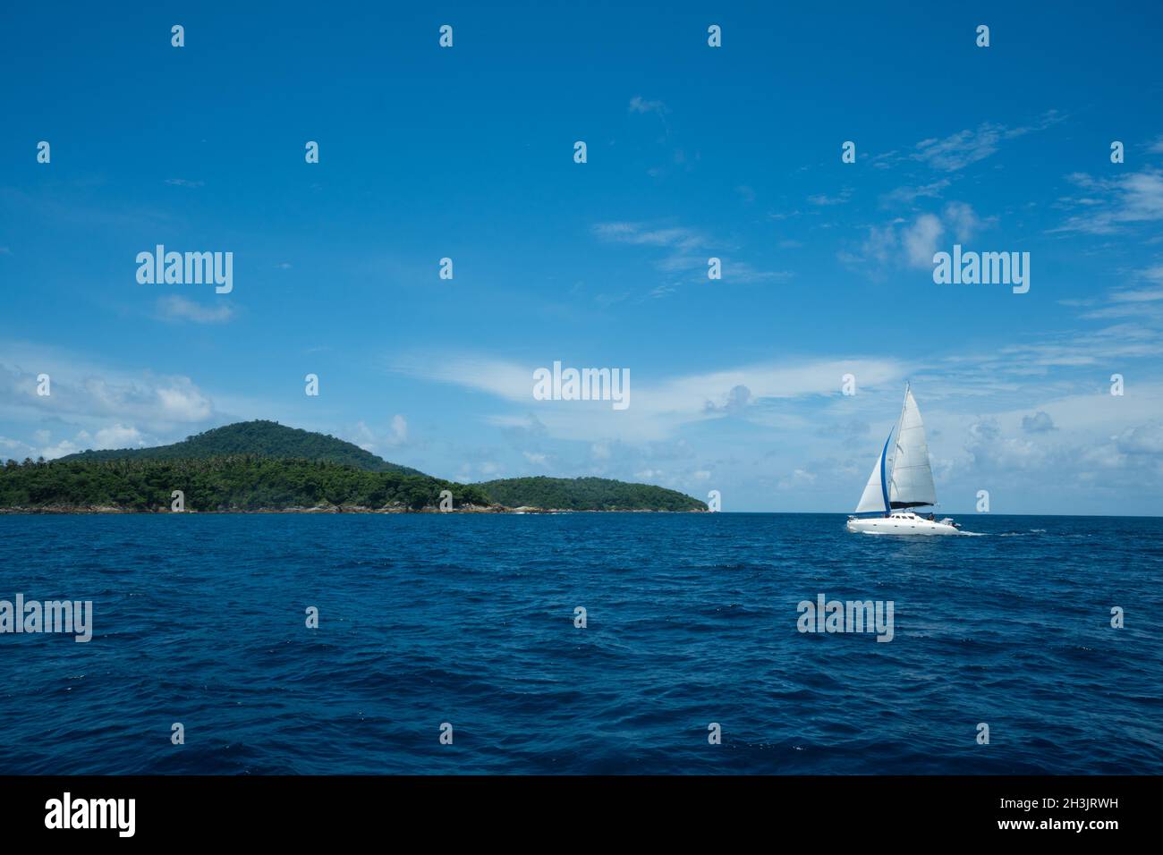 Bateau à voile yacht avec voiles blanches Banque D'Images