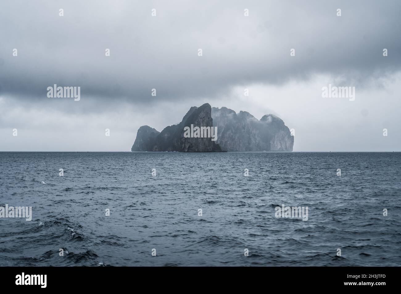 Grand rocher sur la mer, Thaïlande Banque D'Images