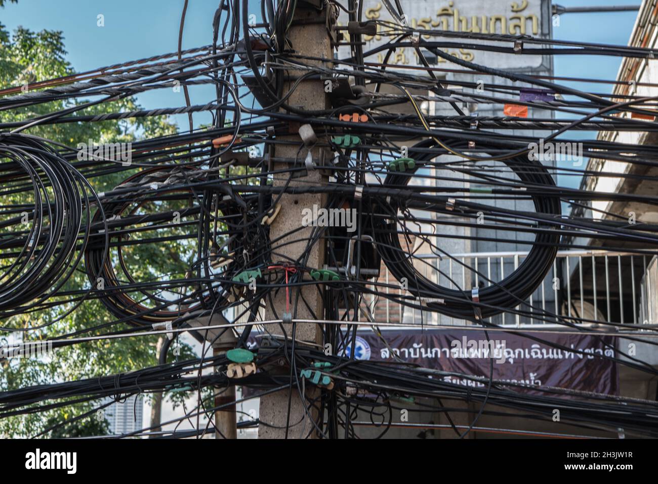 Tangled et salissant les câbles électriques dans la ville de Bangkok, Thaïlande Banque D'Images