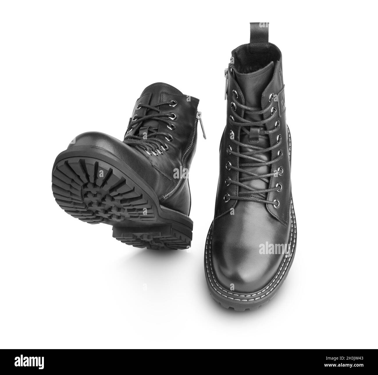 Paire de bottes en cuir noir, bottes habillées pour hommes, bottes hauteur cheville pour hommes, isolées sur fond blanc.Avec masque Banque D'Images