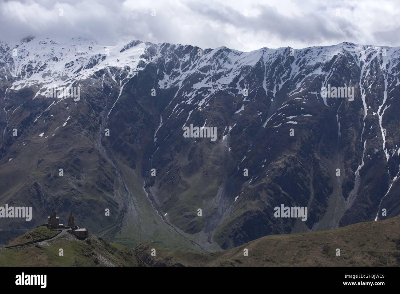 Monastère Tsminda Sameba, Kazbegi, route militaire géorgienne, Géorgie Banque D'Images