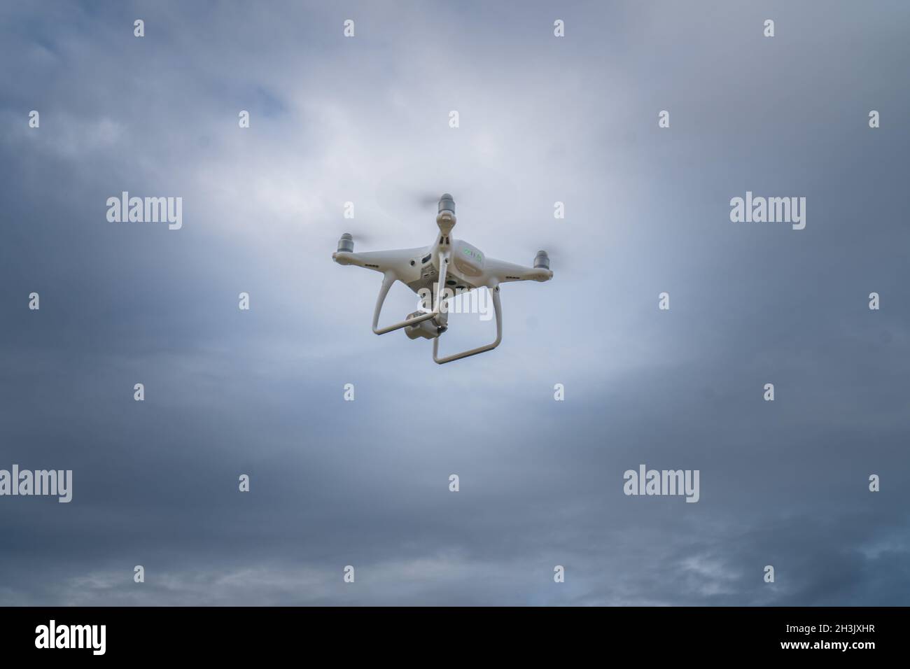 Drone volant avec fond ciel nuageux Banque D'Images