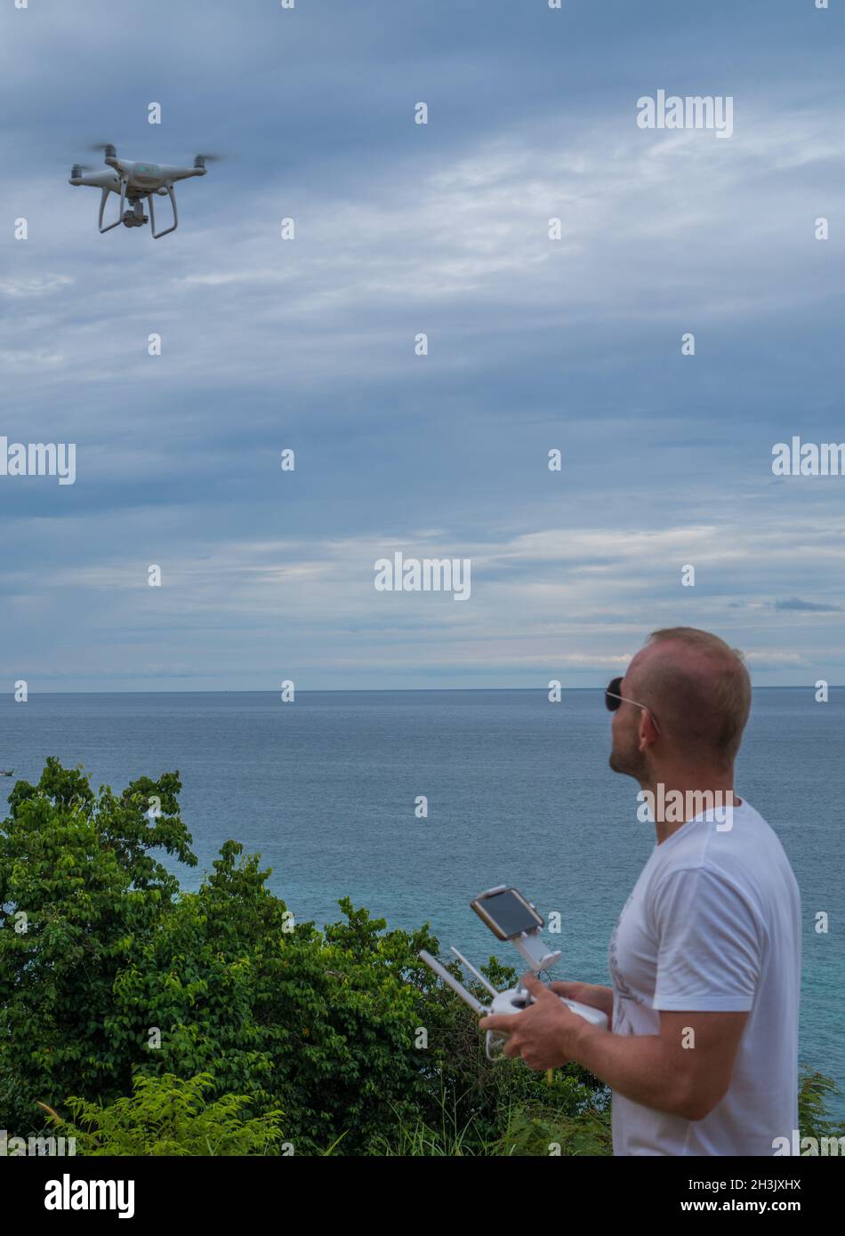 Homme avec un drone photo prendre des photos de la mer magnifique Banque D'Images