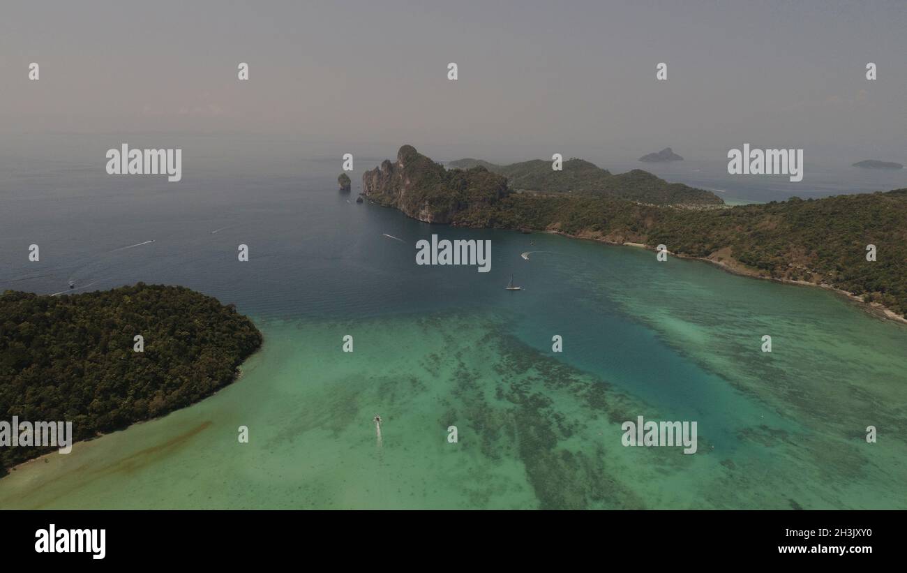 Photo aérienne par drone de la mer et du littoral depuis la plage tropicale emblématique de l'île de Phi Phi Banque D'Images