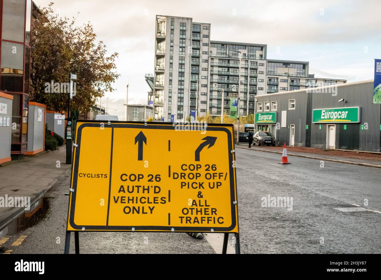 Un panneau de signalisation à Finnieston, Glasgow, indiquant les détournements et les directions pour le trafic de la COP26 alors que la ville se prépare à accueillir la Conférence des Nations Unies sur le climat et le chane. Banque D'Images