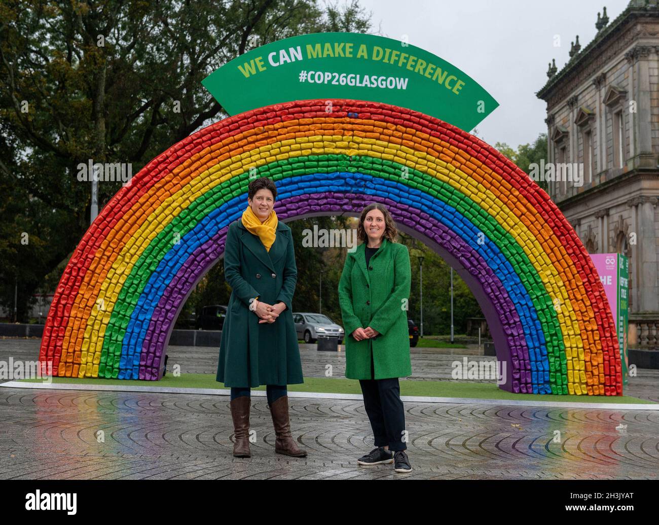 USAGE ÉDITORIAL SEULEMENT (de gauche à droite) Alison Thewliss, députée de Glasgow Central, et Anna Richardson, conseillère municipale pour la durabilité et la réduction du carbone au Conseil municipal de Glasgow, devant une arche arc-en-ciel de 4 x 7 mètres, créée à partir de boîtes en aluminium recyclées,Qui a été installé par l'initiative de recyclage "chaque CAN compte" en partenariat avec le Conseil municipal de Glasgow, à Shawlands Civic Square, en Écosse, pour rappeler l'importance de recycler les canettes de boisson vides avant Cop26.Date de la photo: Vendredi 29 octobre 2021. Banque D'Images