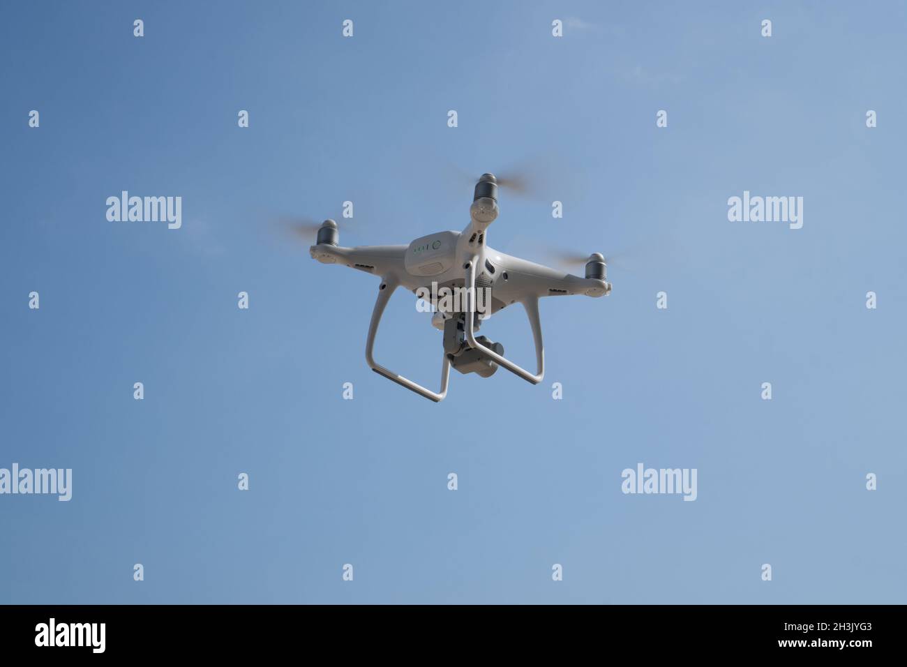 Drone volant avec fond de ciel bleu Banque D'Images