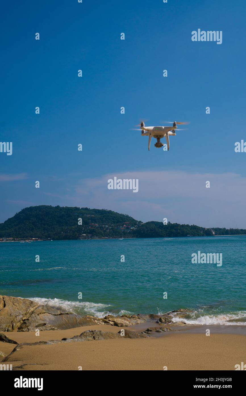 Drone volant au-dessus de la plage avec mer turquoise et fond bleu ciel Banque D'Images