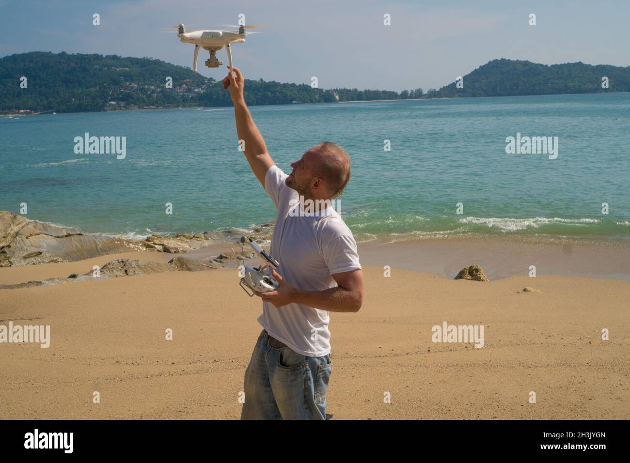 Homme avec caméra de drone sur la plage Banque D'Images