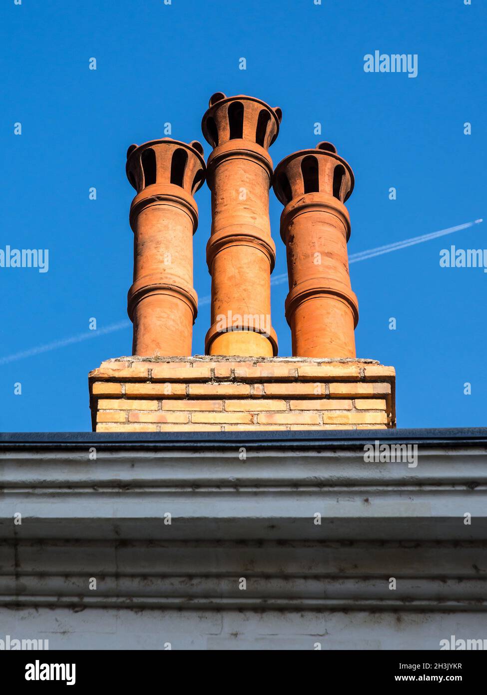 Vieilles cheminées en argile avec ventilateurs - Tours, Indre-et-Loire (37), France. Banque D'Images