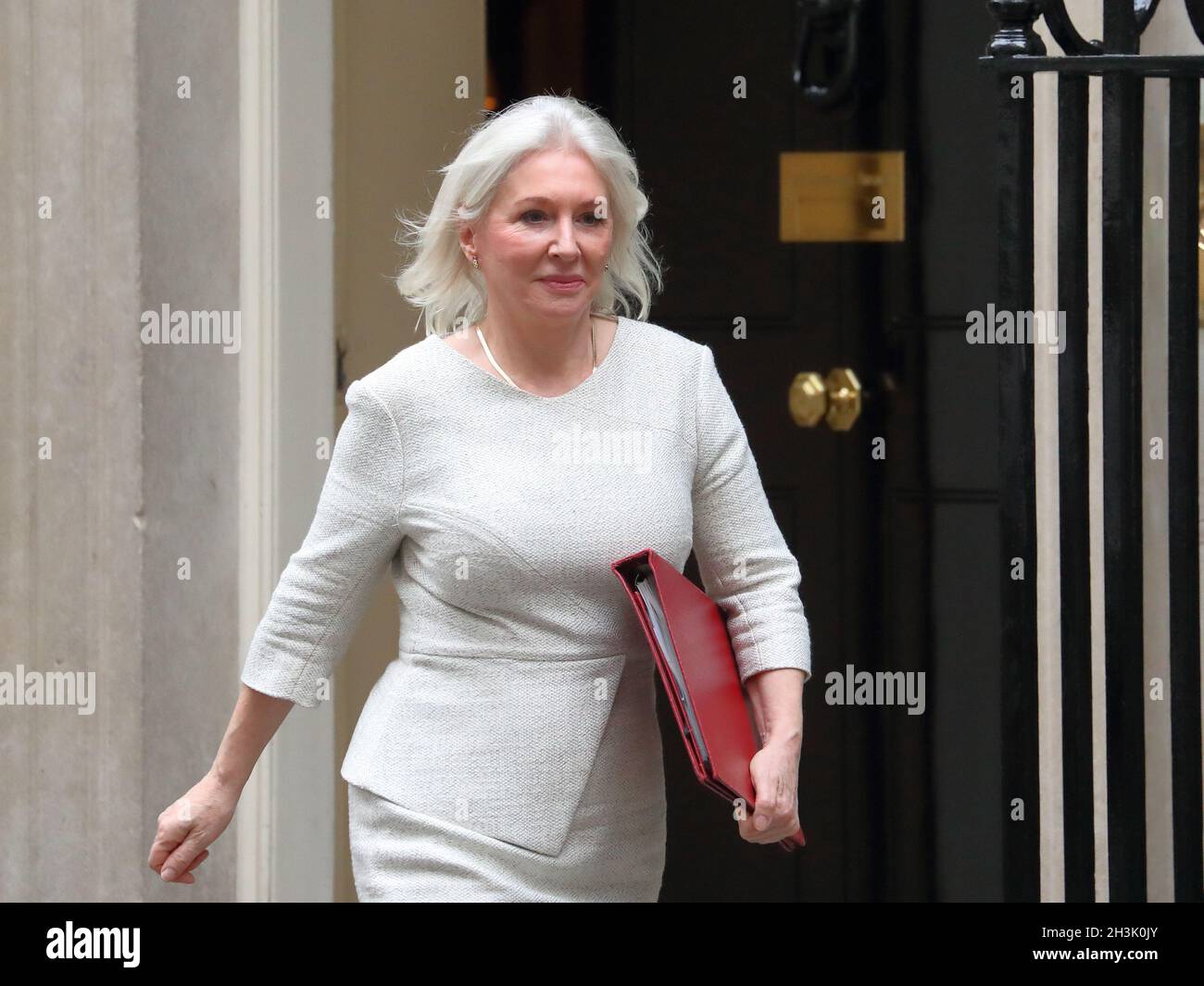 Nadine Dorries, secrétaire à la Culture, quitte Downing Street n° 10 après une réunion du Cabinet, Westminster, Londres, Royaume-Uni Banque D'Images