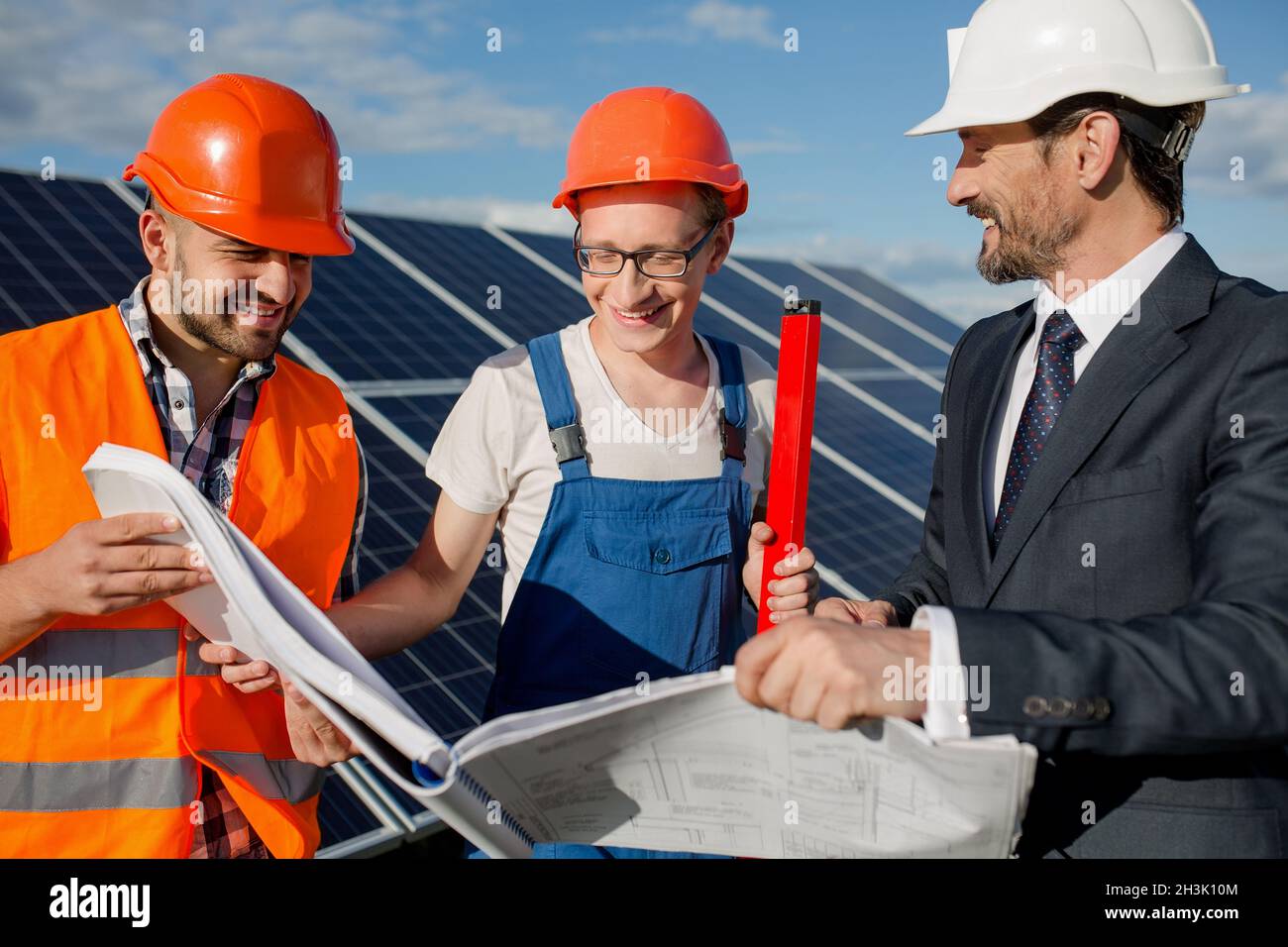 Directeur, Foreman et travailleur à la recherche dans les dessins techniques à l'énergie solaire. Banque D'Images