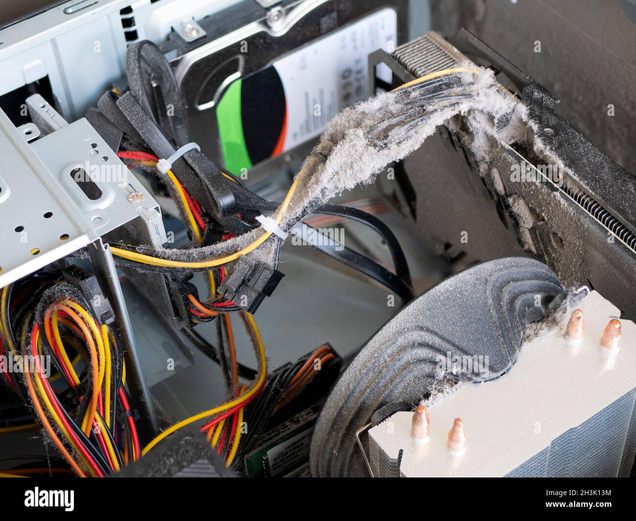 Poussière dans le boîtier de l'ordinateur personnel.Carte vidéo, refroidisseur, câbles et autres composants de l'ordinateur couverts de poussière importante Banque D'Images