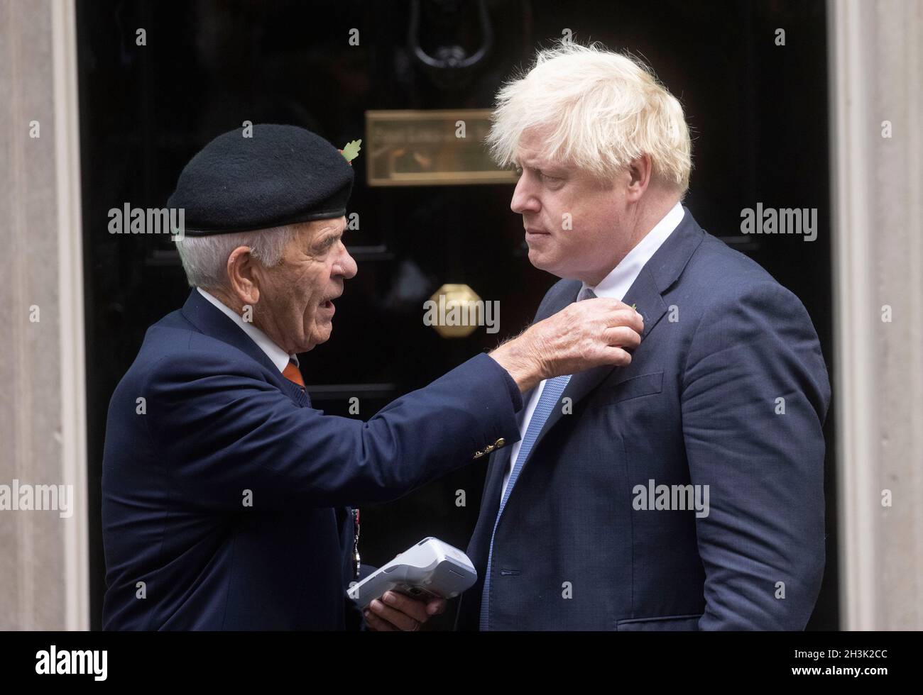 Londres, Royaume-Uni.29 octobre 2021.Le Premier ministre britannique, Boris Johnson, achète un coquelicot pour lancer le campement d'appel du coquelicot de la Légion royale britannique.Crédit : Mark Thomas/Alay Live News Banque D'Images