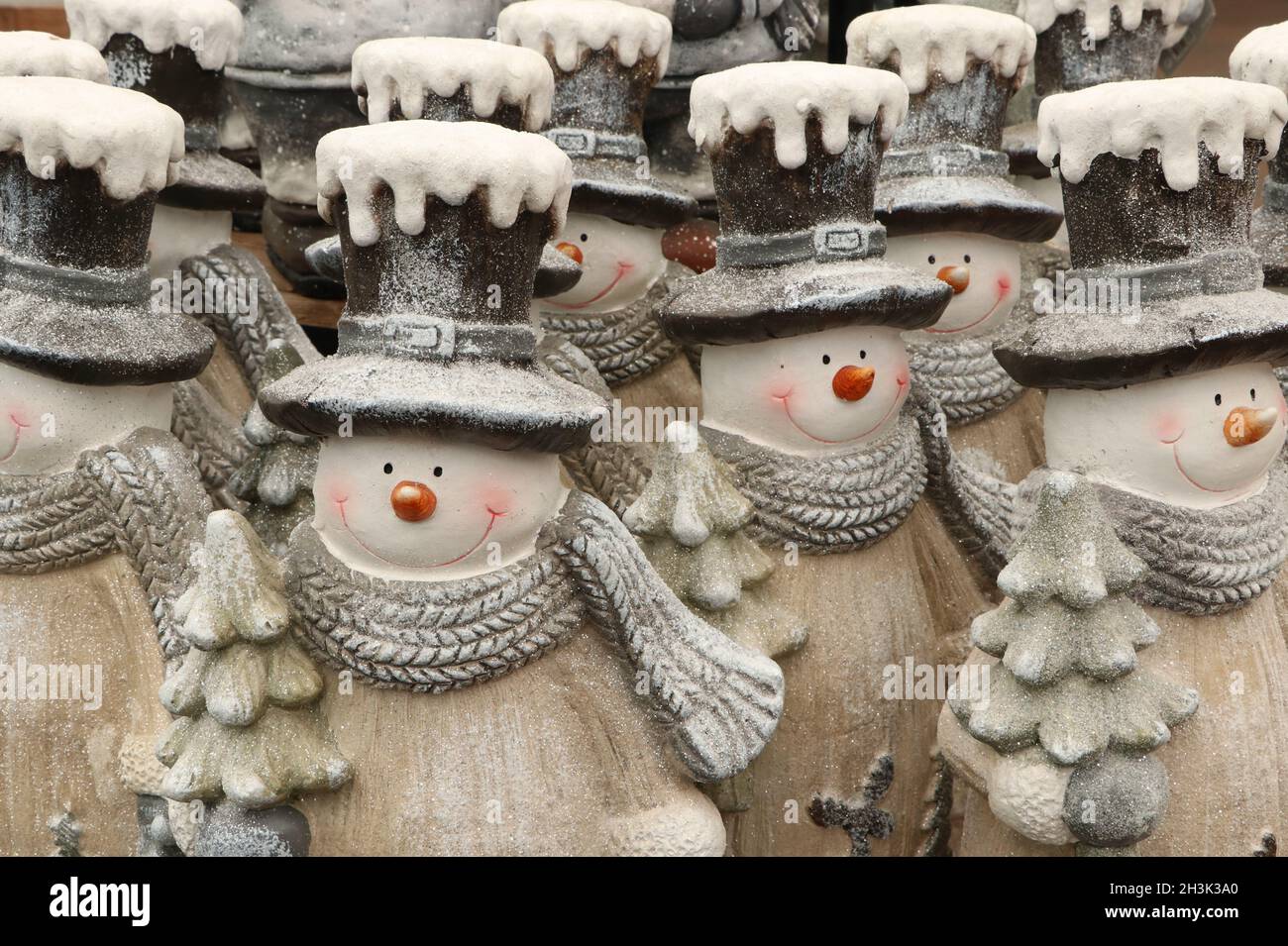 groupe de bonhommes de neige, décorations de noël exposées en magasin Banque D'Images
