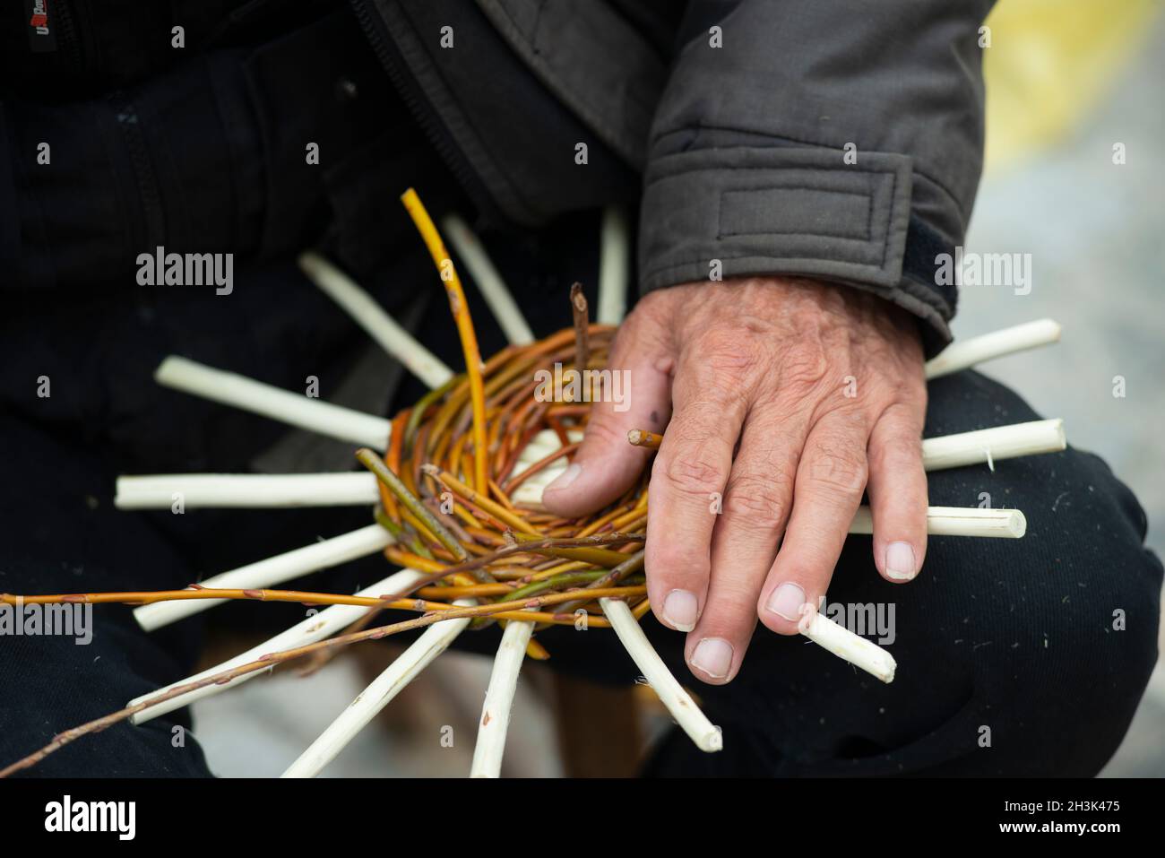 Italie , Lombardie, Craftsman faire un panier en osier Banque D'Images