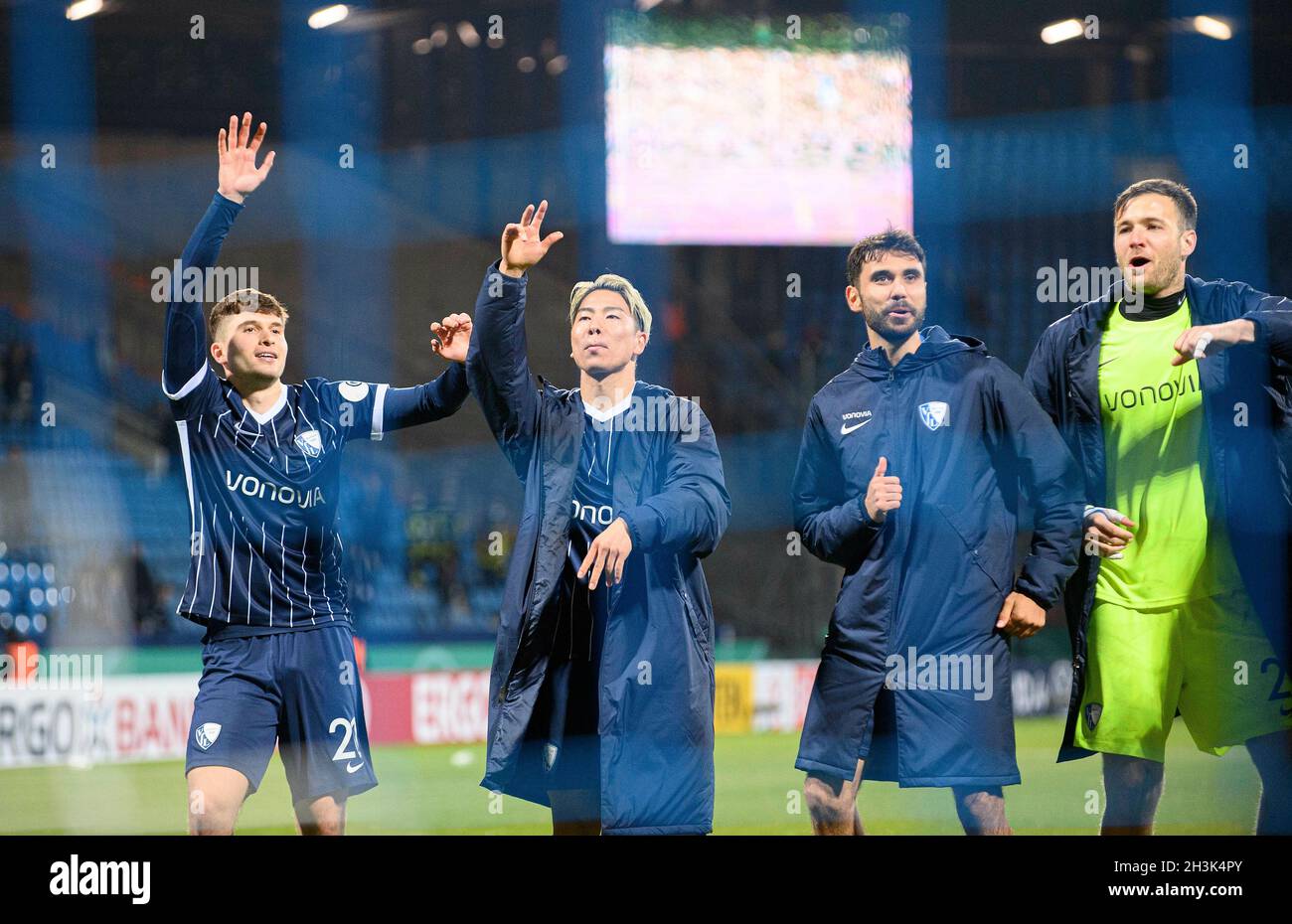 Dernière jubilation BO, de gauche à droite Elvis REXHBECAJ (BO), Takuma ASANO (BO), Gerrit HOLTMANN (BO), goalwart Michael ESSER (BO), football DFB Pokal 2e tour, VfL Bochum (BO) - FC Augsburg (A) 5: 4 IE, le 27 octobre 2021 à Bochum/Allemagne. Banque D'Images