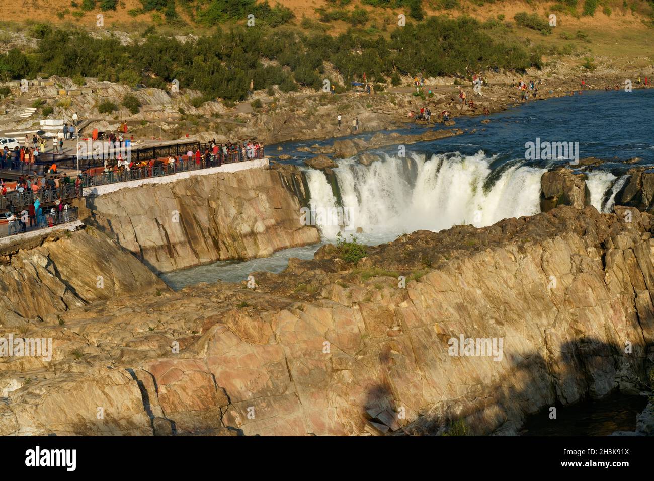 Cascade de Dhuandhar à Bhedaghat, Jabalpur, Madhya Pradesh, Inde.Prise de vue depuis un téléphérique. Banque D'Images