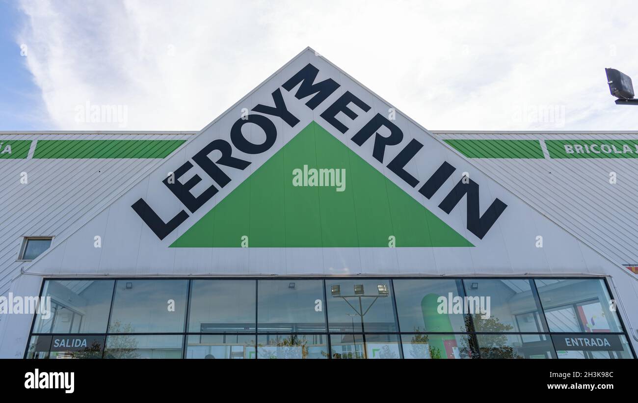 LA POBLA DE VALLBONA, ESPAGNE - 27 OCTOBRE 2021: Leroy Merlin est un détaillant français de l'amélioration de la maison et du jardinage Banque D'Images
