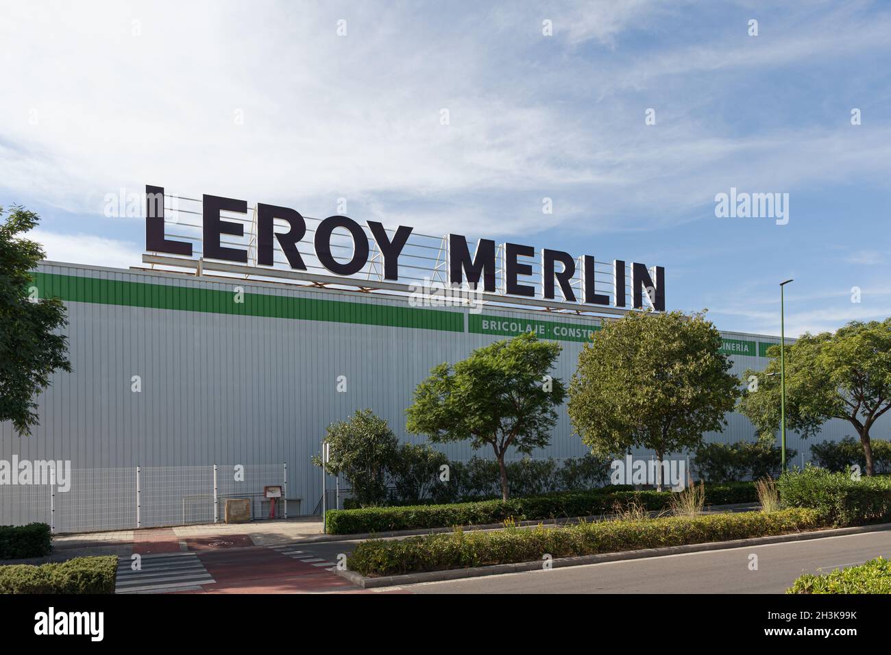 LA POBLA DE VALLBONA, ESPAGNE - 27 OCTOBRE 2021: Leroy Merlin est un détaillant français de l'amélioration de la maison et du jardinage Banque D'Images