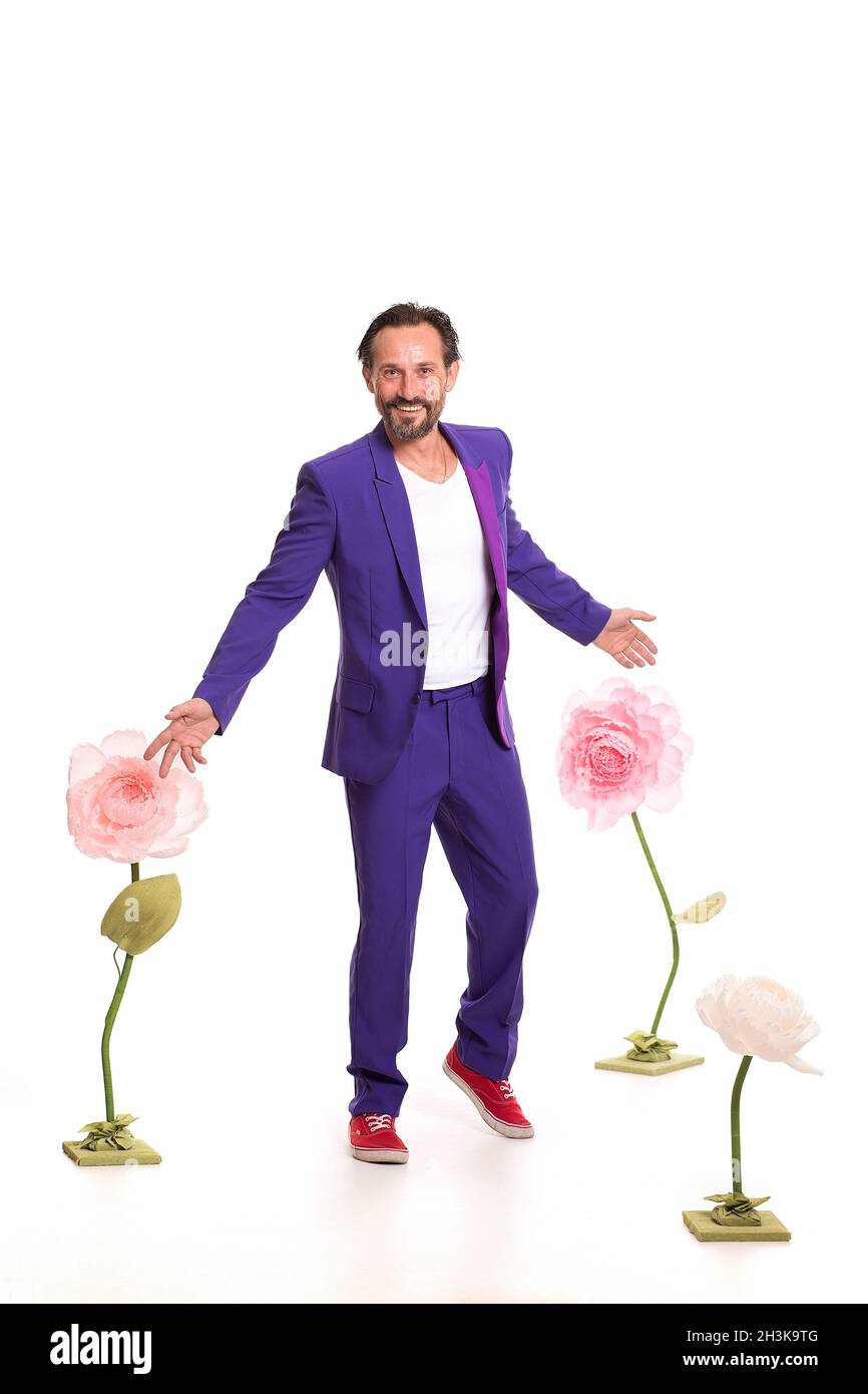 Homme agréable avec des fleurs Banque D'Images