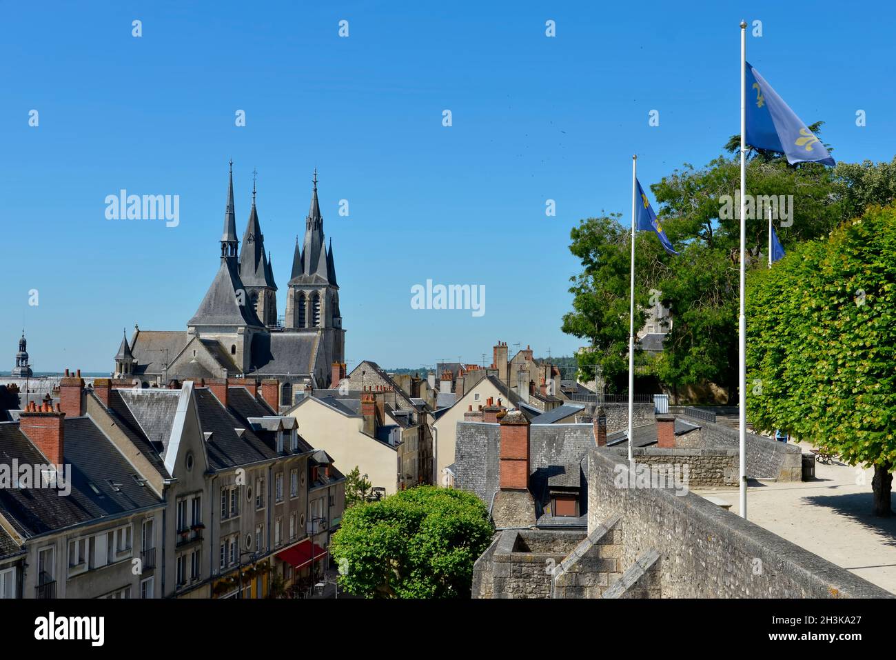Église Saint Nicolas vue de la place du château de Blois, commune et capitale du département de Loir-et-cher dans le Centre-Val de Loire, France Banque D'Images