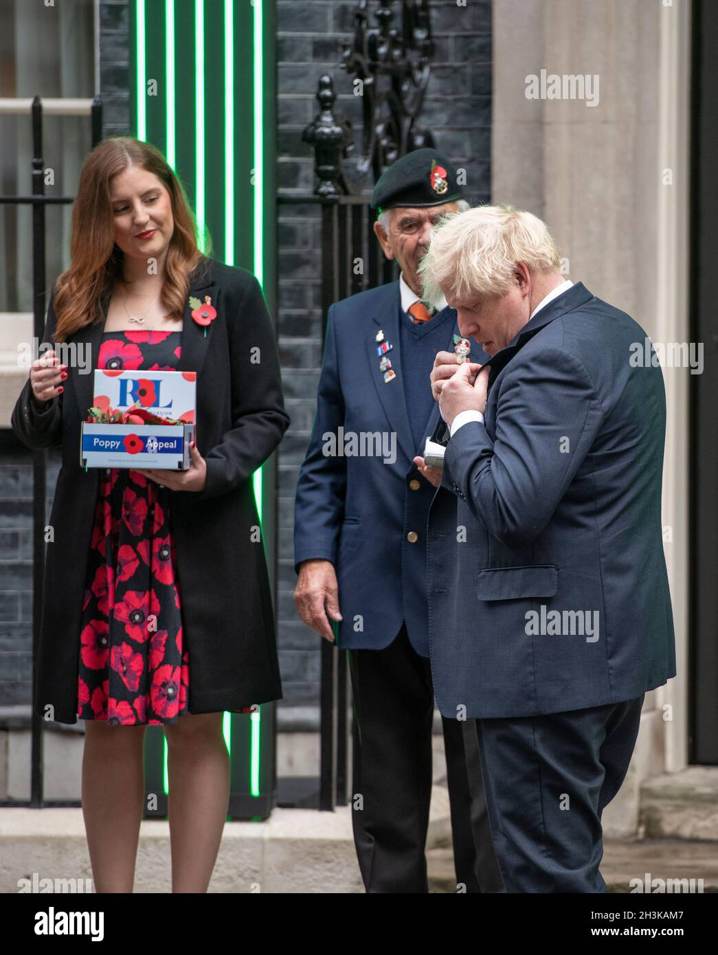 10 Downing Street, Londres, Royaume-Uni.29 octobre 2021.Le Premier ministre Boris Johnson achète un coquelicot devant la porte numéro 10 auprès des collecteurs de fonds de la Légion royale britannique au début du lancement de l'appel du coquelicot.Crédit : Malcolm Park/Alay Live News. Banque D'Images