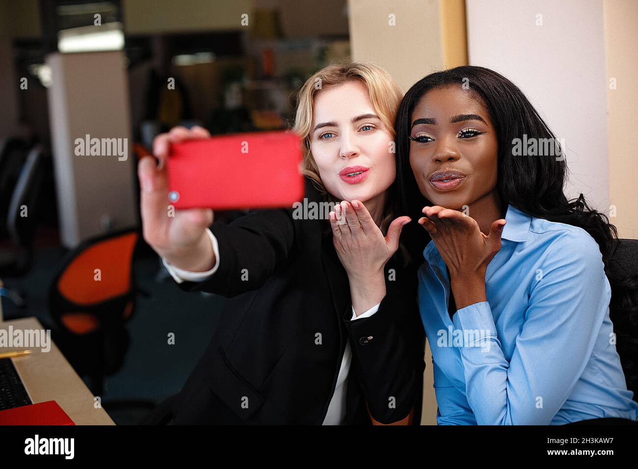 Les jeunes femmes d'affaires font des photos de selfie Banque D'Images