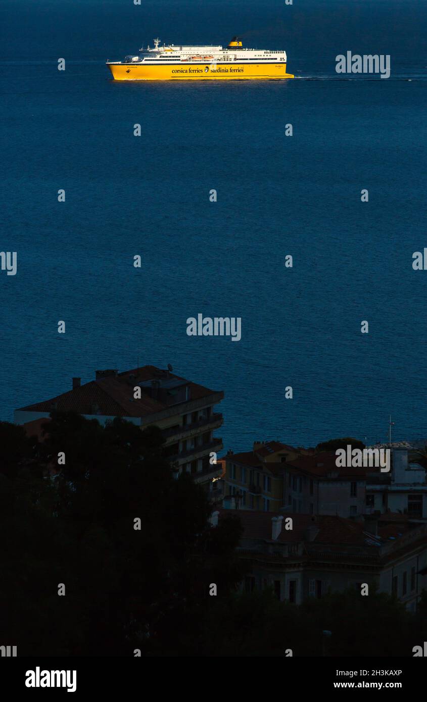 FRANCE.CORSE DU SUD (2A) AJACCIO.CORSE FERRIES FERRY-BATEAU ARRIVE AU PORT Banque D'Images