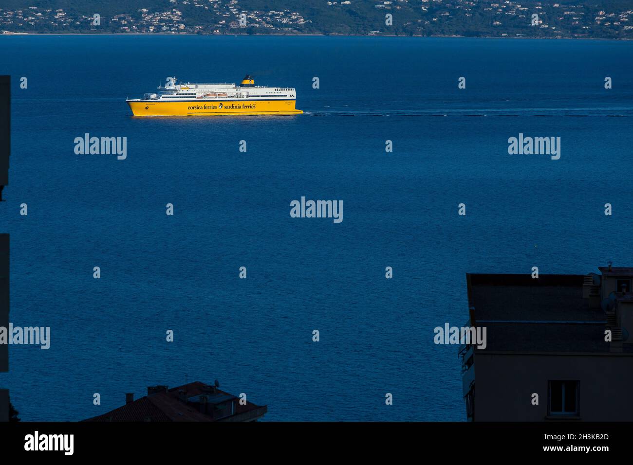FRANCE.CORSE DU SUD (2A) AJACCIO.CORSE FERRIES FERRY-BATEAU ARRIVE AU PORT Banque D'Images