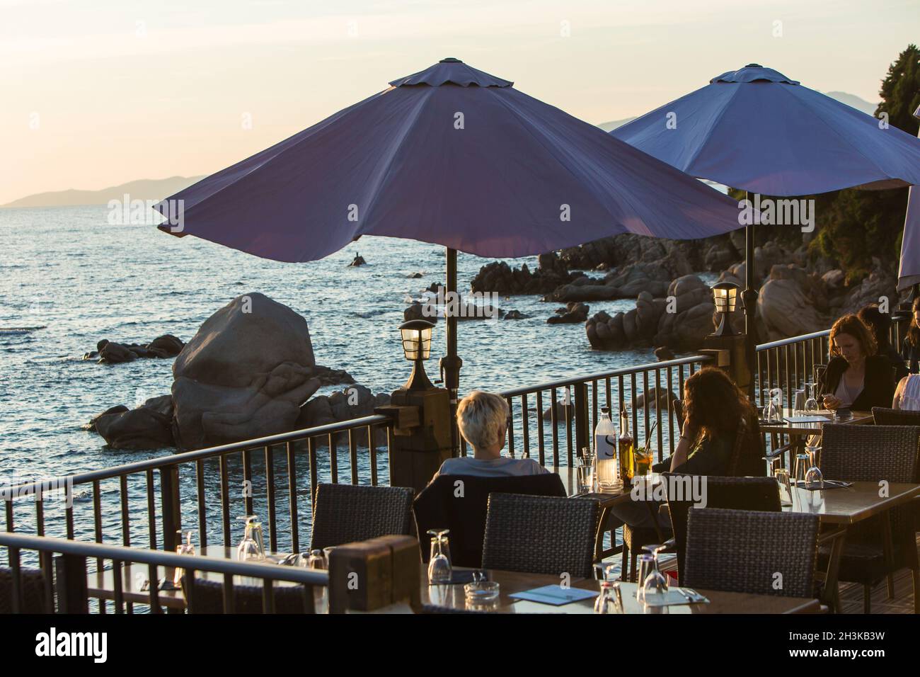 FRANCE.CORSE DU SUD (2A) RÉGION D'AJACCIO.COTI CHIAVARI.CABINE DE PAILLE SUR LA PLAGE DE LA PLAGE D'ARGENT. Banque D'Images