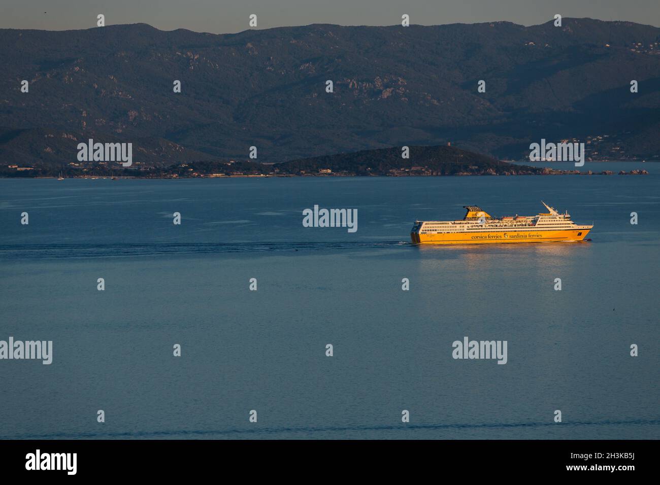 FRANCE.CORSE-DU-SUD (2A) AJACCIO.CORSICA FERRY-BOAT QUITTE L'ÎLE POUR LE CONTINENT FRANÇAIS Banque D'Images