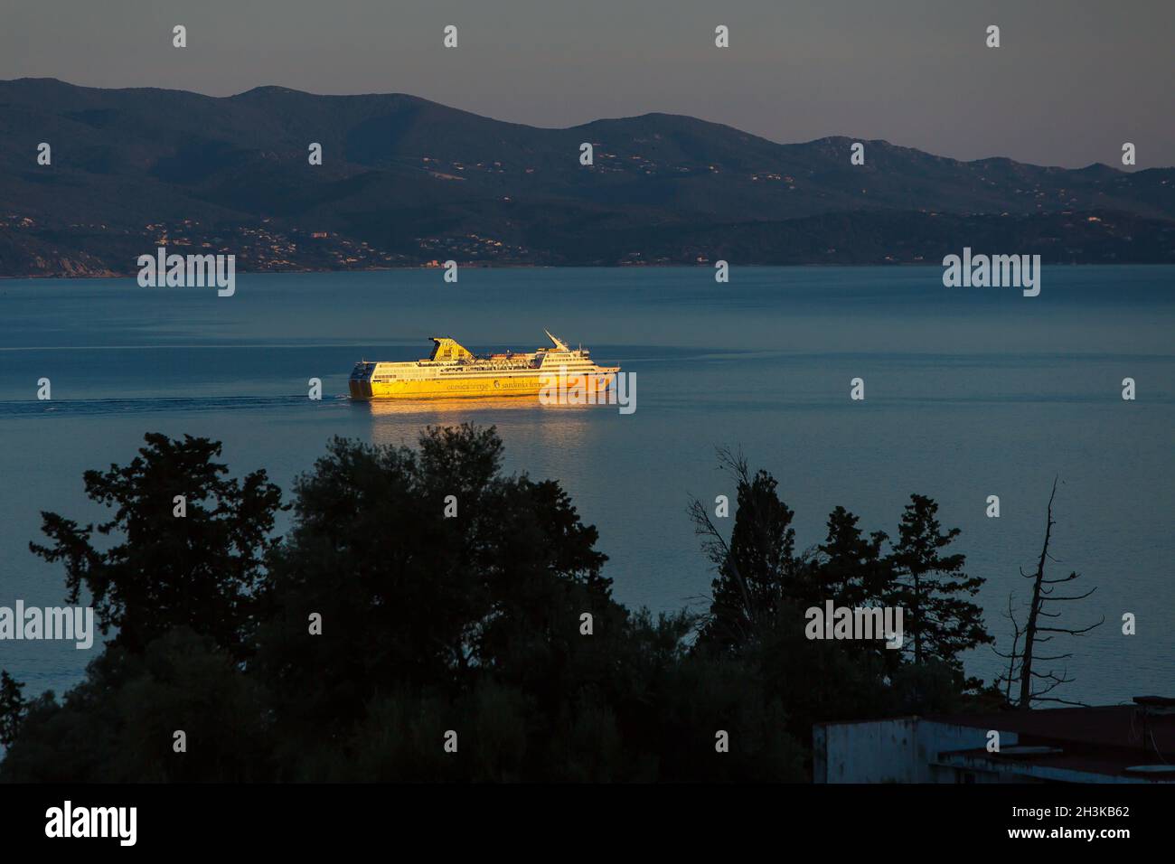 FRANCE.CORSE-DU-SUD (2A) AJACCIO.CORSICA FERRY-BOAT QUITTE L'ÎLE POUR LE CONTINENT FRANÇAIS Banque D'Images