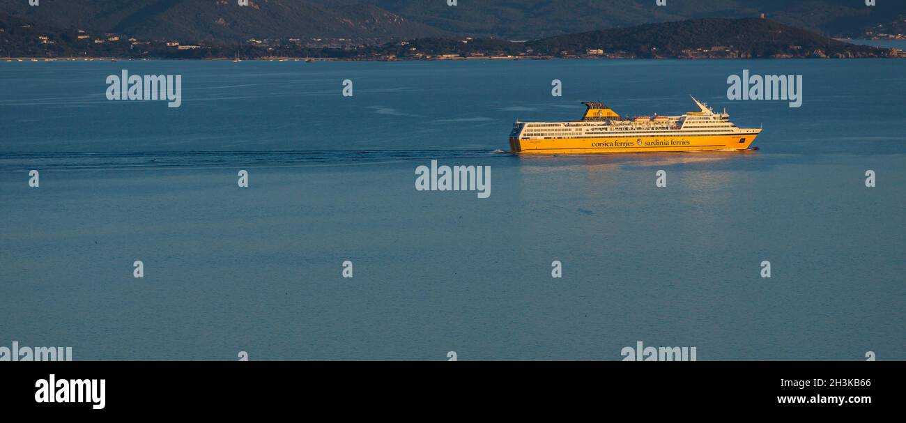 FRANCE.CORSE-DU-SUD (2A) AJACCIO.CORSICA FERRY-BOAT QUITTE L'ÎLE POUR LE CONTINENT FRANÇAIS Banque D'Images