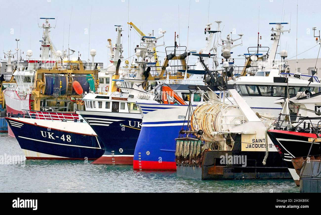 Bateaux de pêche amarrés dans le port de Boulogne, France.Le secrétaire à l'Environnement, George Ejustice, a averti la France que le Royaume-Uni pourrait riposter s'il continue avec des menaces dans le couloir de pêche, avertissant que « deux peuvent jouer à ce jeu ».Date de la photo: Vendredi 29 octobre 2021. Banque D'Images