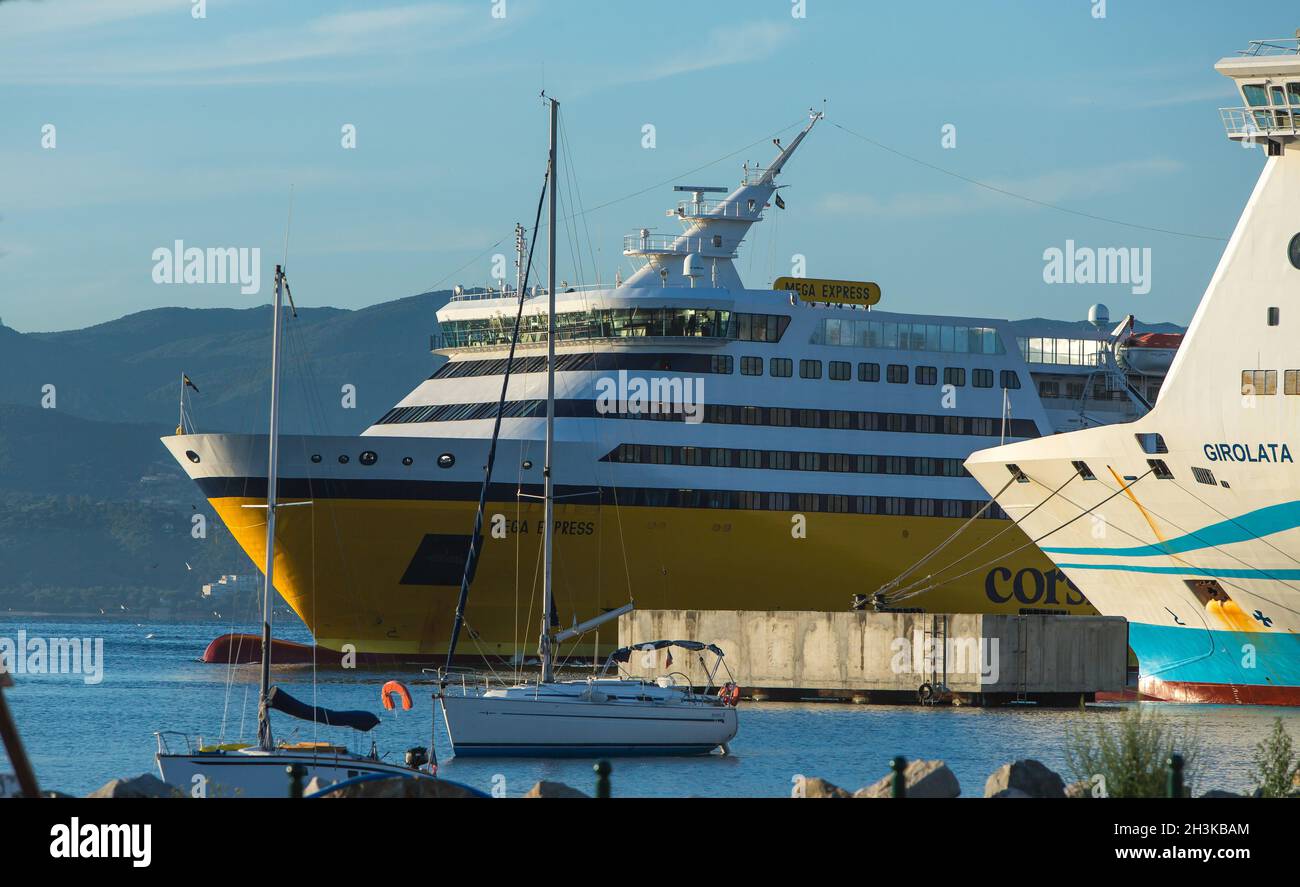 FRANCE.CORSE DU SUD (2A) AJACCIO.PORT DE PLAISANCE D'AMIRAUTÉ.LES FERRIES DE CORSE ET LES FERRIES MERIDIONALE AMARRÉS Banque D'Images