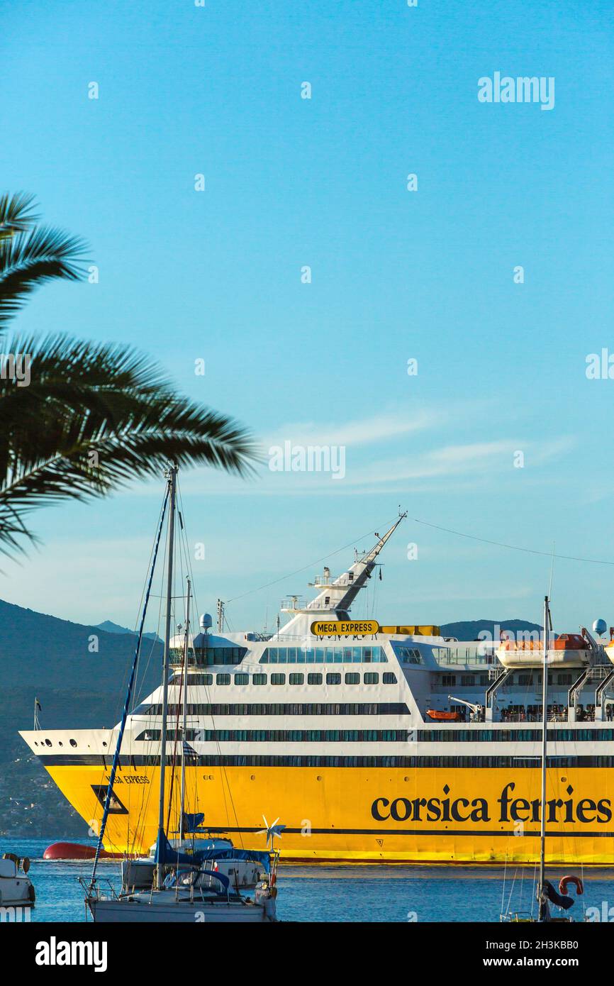 FRANCE.CORSE DU SUD (2A) AJACCIO.PORT DE PLAISANCE D'AMIRAUTÉ.CORSE FERRIES-BATEAUX AMARRÉS Banque D'Images