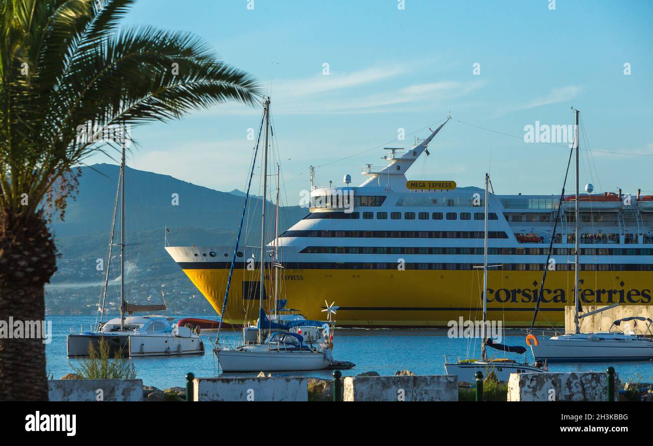 FRANCE.CORSE DU SUD (2A) AJACCIO.PORT DE PLAISANCE D'AMIRAUTÉ.CORSE FERRIES-BATEAUX AMARRÉS Banque D'Images