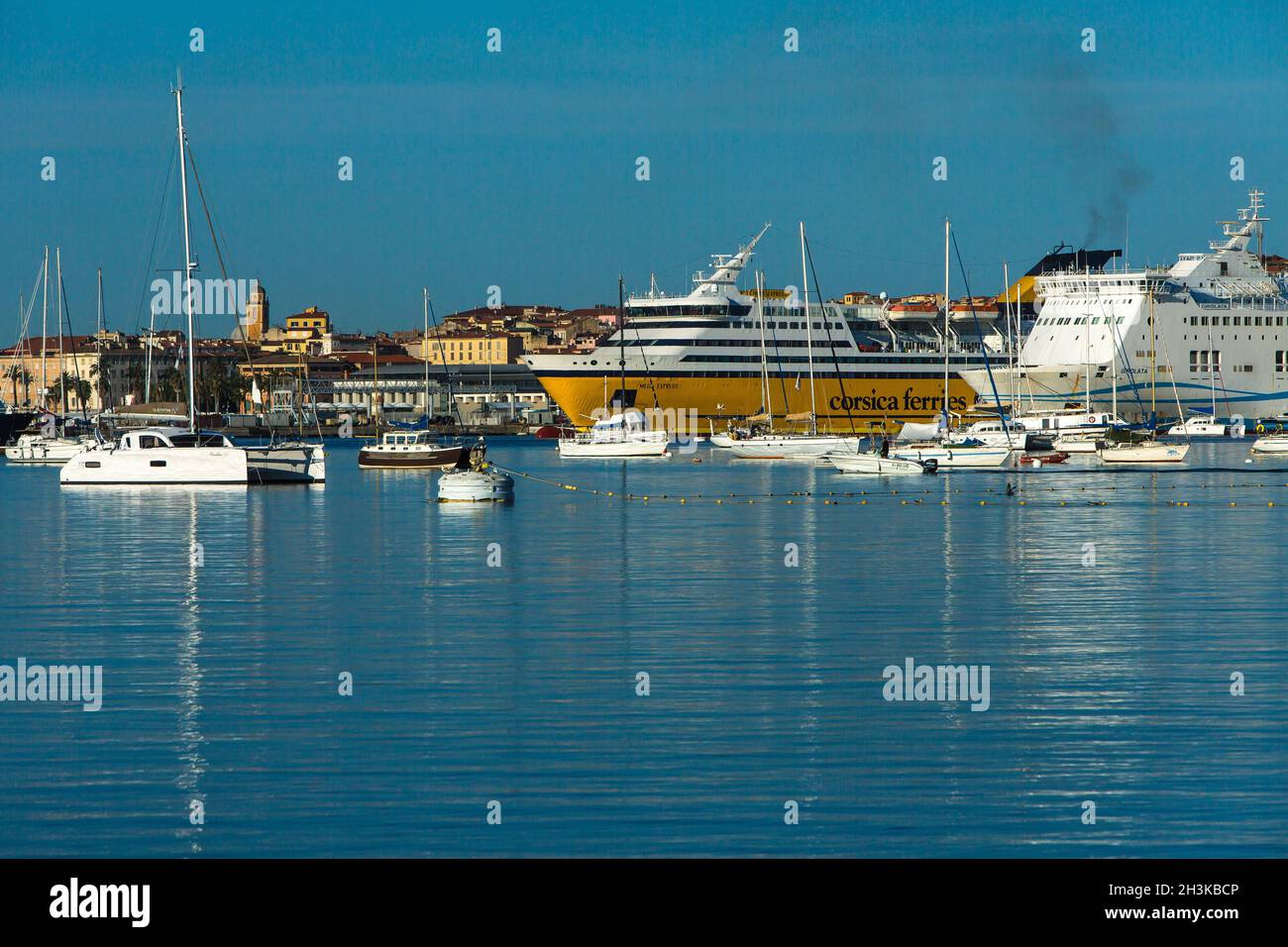 FRANCE.CORSE DU SUD (2A) AJACCIO.PORT DE PLAISANCE D'AMIRAUTÉ.LES FERRIES DE CORSE ET LES FERRIES MERIDIONALE AMARRÉS Banque D'Images