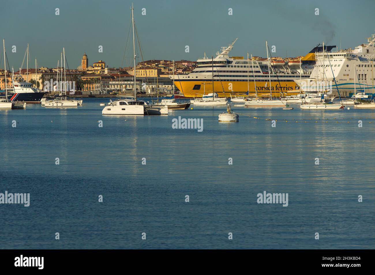 FRANCE.CORSE DU SUD (2A) AJACCIO.PORT DE PLAISANCE D'AMIRAUTÉ.LES FERRIES DE CORSE ET LES FERRIES MERIDIONALE AMARRÉS Banque D'Images